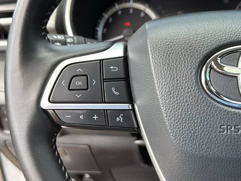 Certified 2024 Toyota Highlander XLE AWD/4WD image 12