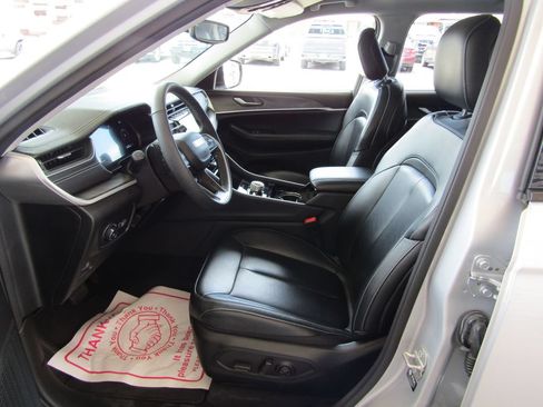 Used 2023 Jeep Grand Cherokee L Limited AWD/4WD image 26