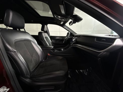 Used 2023 Jeep Grand Cherokee L Laredo image 27