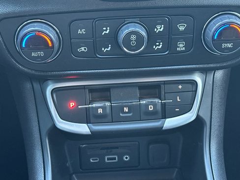 Used 2024 GMC Terrain SLT image 28