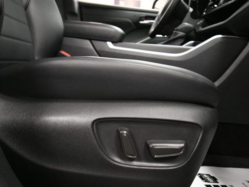Used 2023 Toyota Highlander XLE AWD/4WD image 40