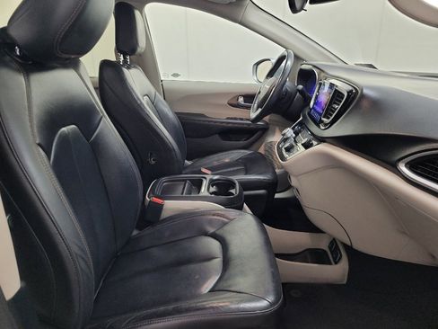 Used 2017 Chrysler Pacifica Touring-L FWD image 21