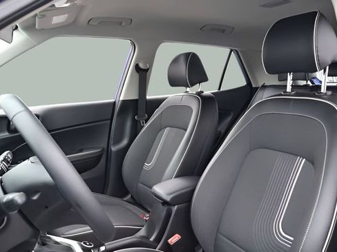 Used 2023 Hyundai Venue Limited image 12