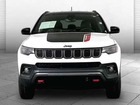 Used 2025 Jeep Compass Trailhawk AWD/4WD image 2