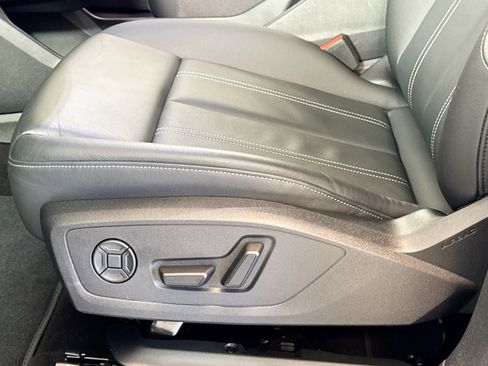 Used 2024 Audi Q4 e-tron Premium w/ Convenience Package image 17