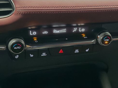 Used 2021 MAZDA MAZDA3 Hatchback w/Premium Plus Pkg image 11