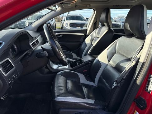Used 2010 Volvo V70 R-Design image 15