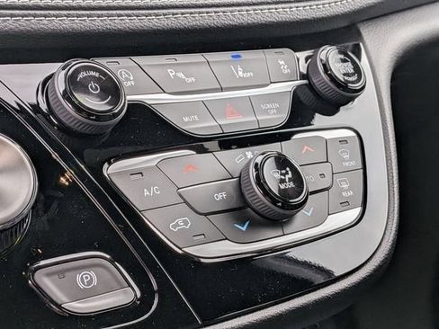 New 2027 Chrysler Pacifica Select FWD image 22
