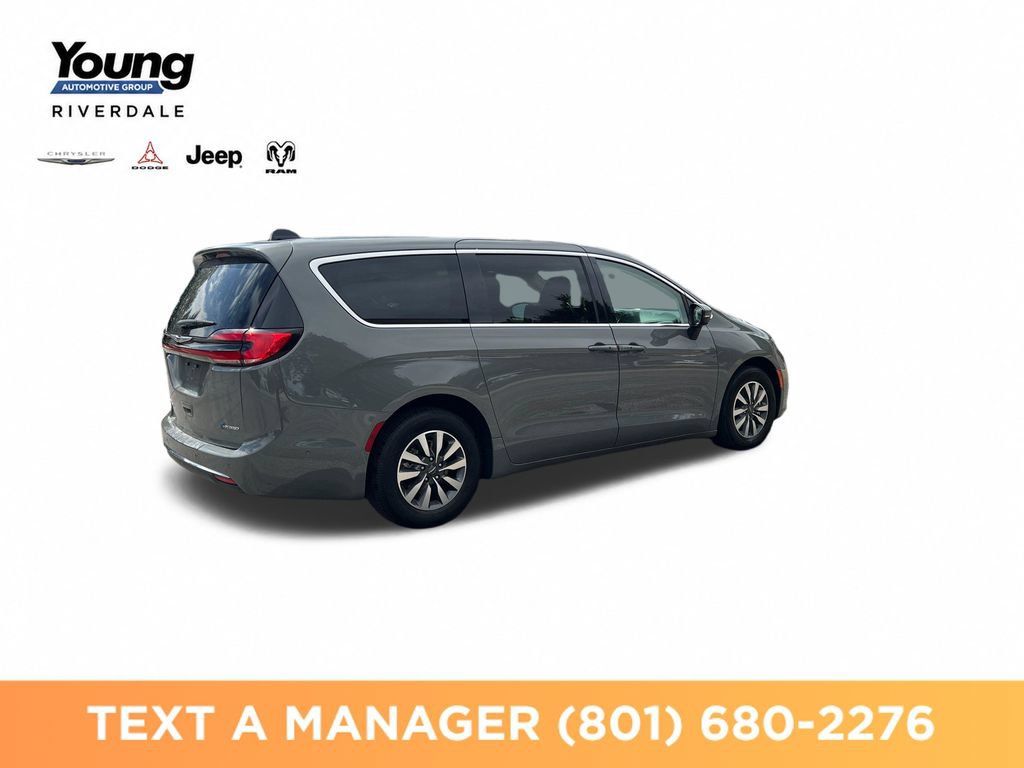 Used 2023 Chrysler Pacifica Touring-L FWD image 5