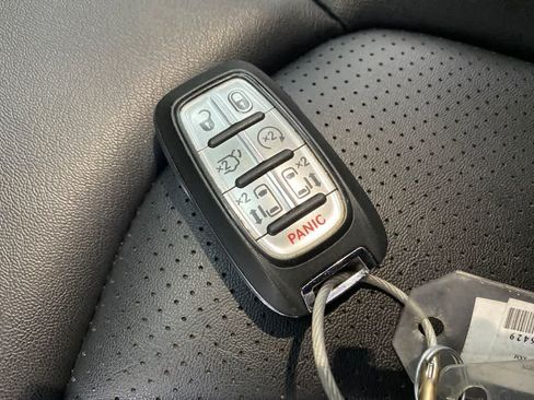 Used 2024 Chrysler Pacifica Touring-L FWD image 31