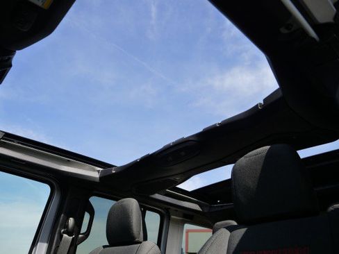 Used 2024 Jeep Wrangler Unlimited Rubicon w/ Technology Group image 7