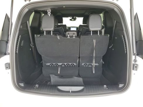 Used 2025 Chrysler Pacifica Limited FWD image 11