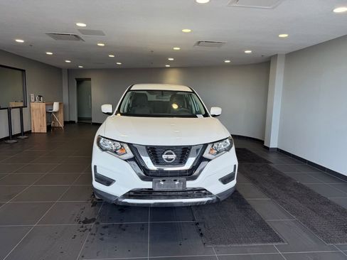 Used 2017 Nissan Rogue S image 2