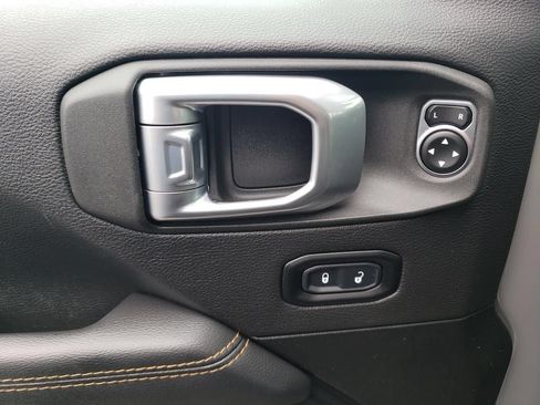 Used 2023 Jeep Wrangler Unlimited Sahara AWD/4WD image 19