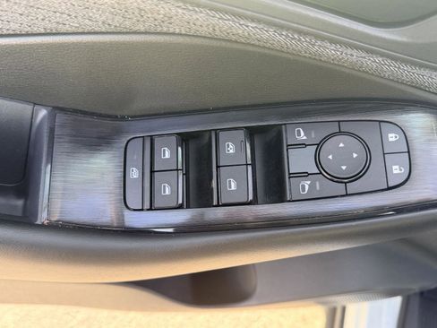 Used 2023 Nissan Rogue S AWD/4WD image 11