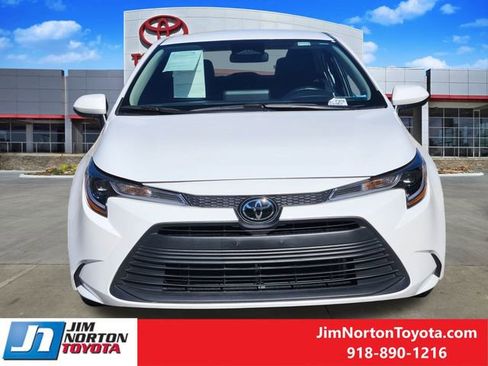 Used 2024 Toyota Corolla LE image 2