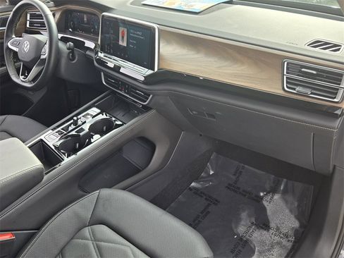 Certified 2025 Volkswagen Atlas SE w/ Panoramic Sunroof Package image 18