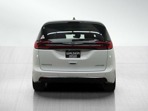 Used 2024 Chrysler Pacifica Limited image 4