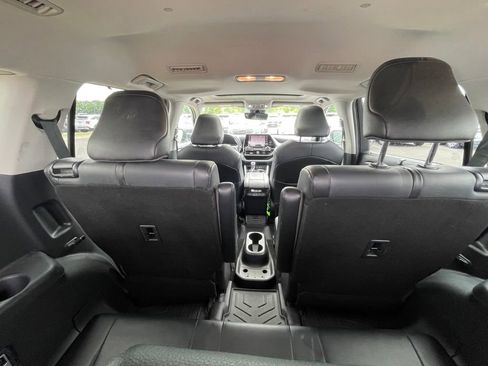 Used 2020 Toyota Highlander XLE FWD image 25