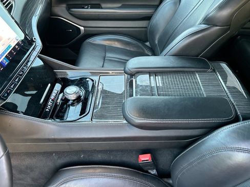 Used 2022 Jeep Wagoneer Series III RWD image 30