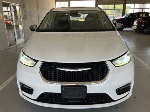 Used 2023 Chrysler Pacifica Limited FWD image 2