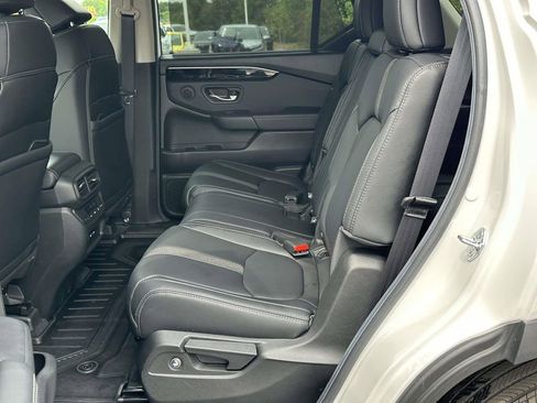 Used 2025 Honda Pilot Touring image 11
