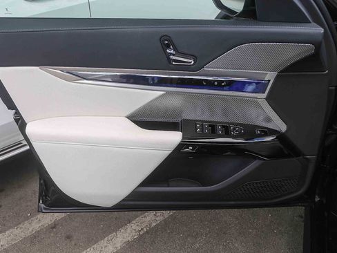 Used 2025 BMW 760i xDrive w/ Luxury Rear Seating Package image 17