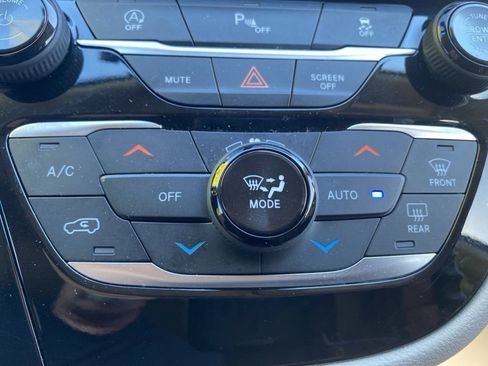 Used 2020 Chrysler Pacifica Touring-L FWD image 38