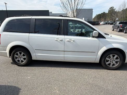 Used 2010 Chrysler Town & Country Touring image 7