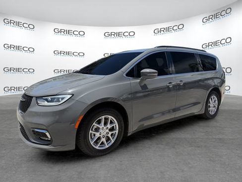 Used 2022 Chrysler Pacifica Touring-L FWD image 3