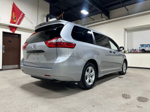 Used 2019 Toyota Sienna L w/ Carpet Mat Package image 10