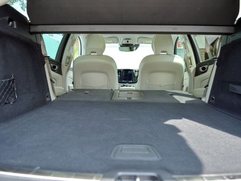 Used 2019 Volvo XC60 T6 Momentum w/ Multimedia Package image 28