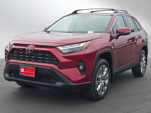 Used 2022 Toyota RAV4 XLE Premium image 7