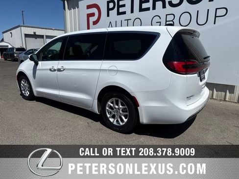 Used 2023 Chrysler Pacifica Touring-L FWD image 6