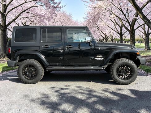 Used 2011 Jeep Wrangler Unlimited Sahara w/ Mopar Chrome Edition Group AWD/4WD image 8