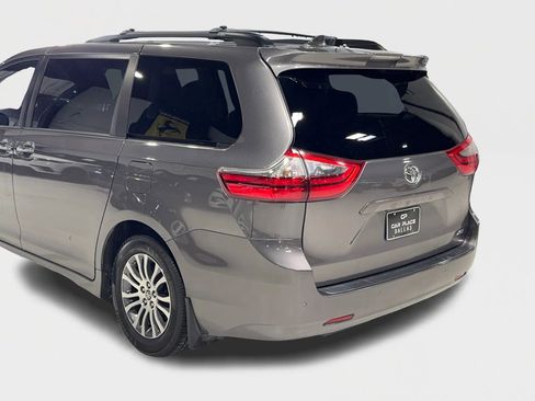 Used 2020 Toyota Sienna XLE image 10
