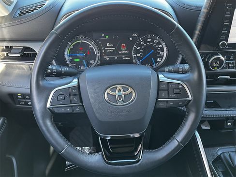 Used 2021 Toyota Highlander Limited image 11