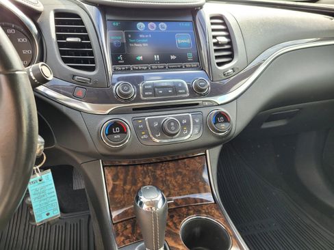 Used 2015 Chevrolet Impala LT image 2