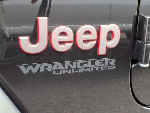 Used 2021 Jeep Wrangler Unlimited Rubicon w/ Cold Weather Group AWD/4WD image 12