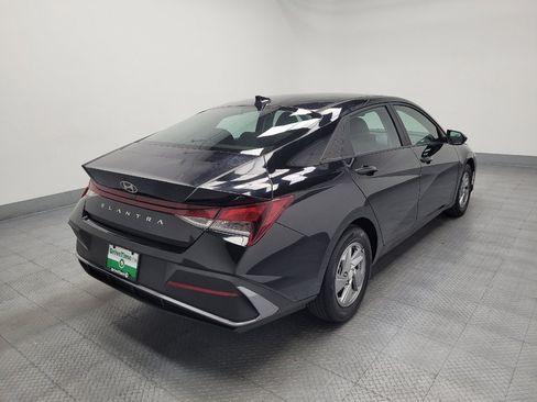Used 2024 Hyundai Elantra SE FWD image 9
