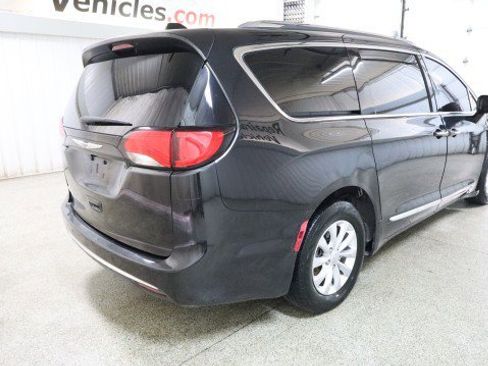 Used 2019 Chrysler Pacifica Touring-L image 6