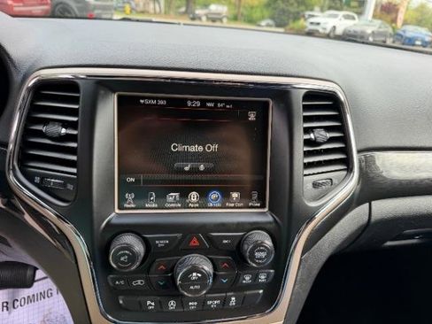 Used 2017 Jeep Grand Cherokee Laredo image 25