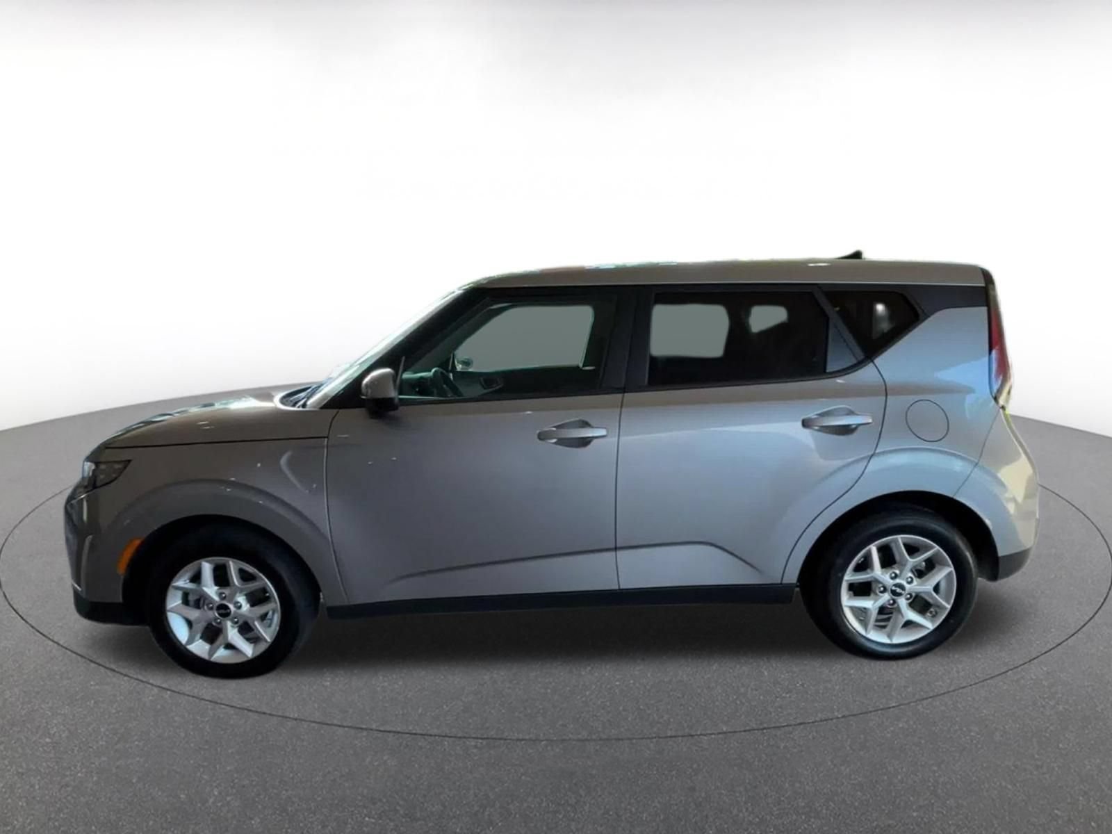 Used 2025 Kia Soul LX w/ LX Technology Package FWD image 8