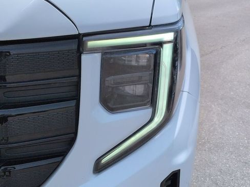 Used 2024 GMC Sierra 1500 Elevation w/ LPO, Elevation Black Package AWD/4WD image 10