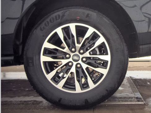 Used 2025 Ford Expedition Platinum image 12