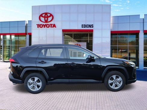 Used 2025 Toyota RAV4 LE AWD/4WD image 2