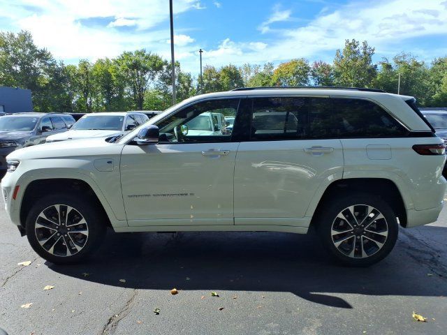 Certified 2023 Jeep Grand Cherokee Overland w/ Luxury Tech Group IV AWD/4WD image 4