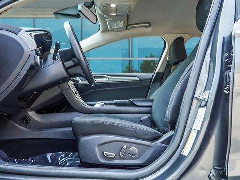 Used 2020 Ford Fusion SE FWD image 34