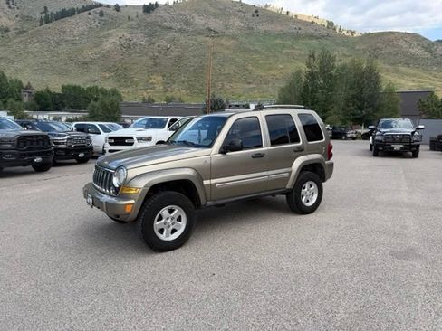 Used 2006 Jeep Liberty Limited w/ Trailer Tow Group AWD/4WD image 2