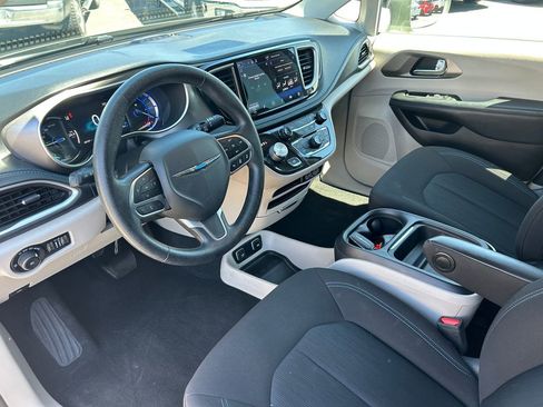 Used 2021 Chrysler Pacifica Touring FWD image 26